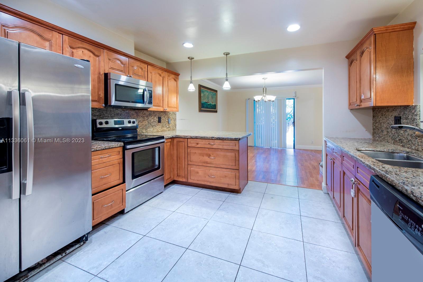 BANYAN LAKES - Residential