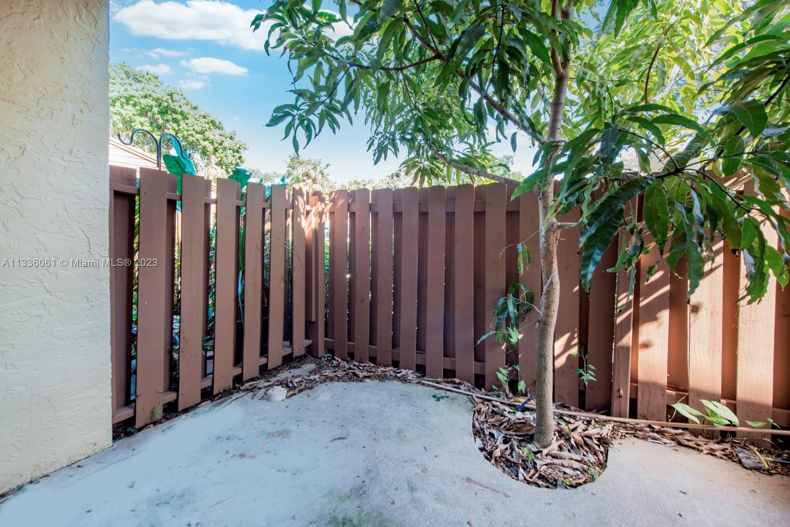 BANYAN LAKES - Residential
