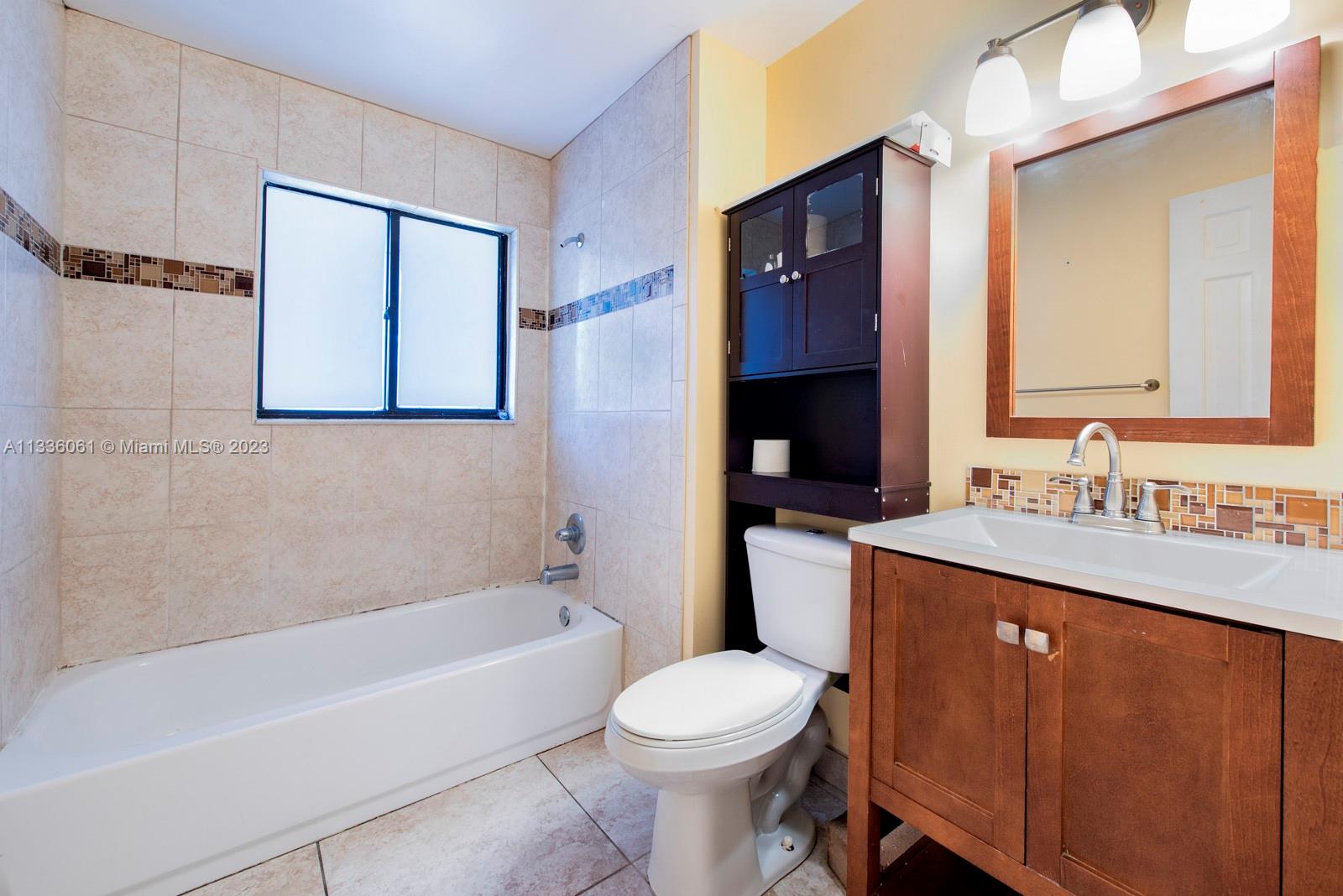 BANYAN LAKES - Residential