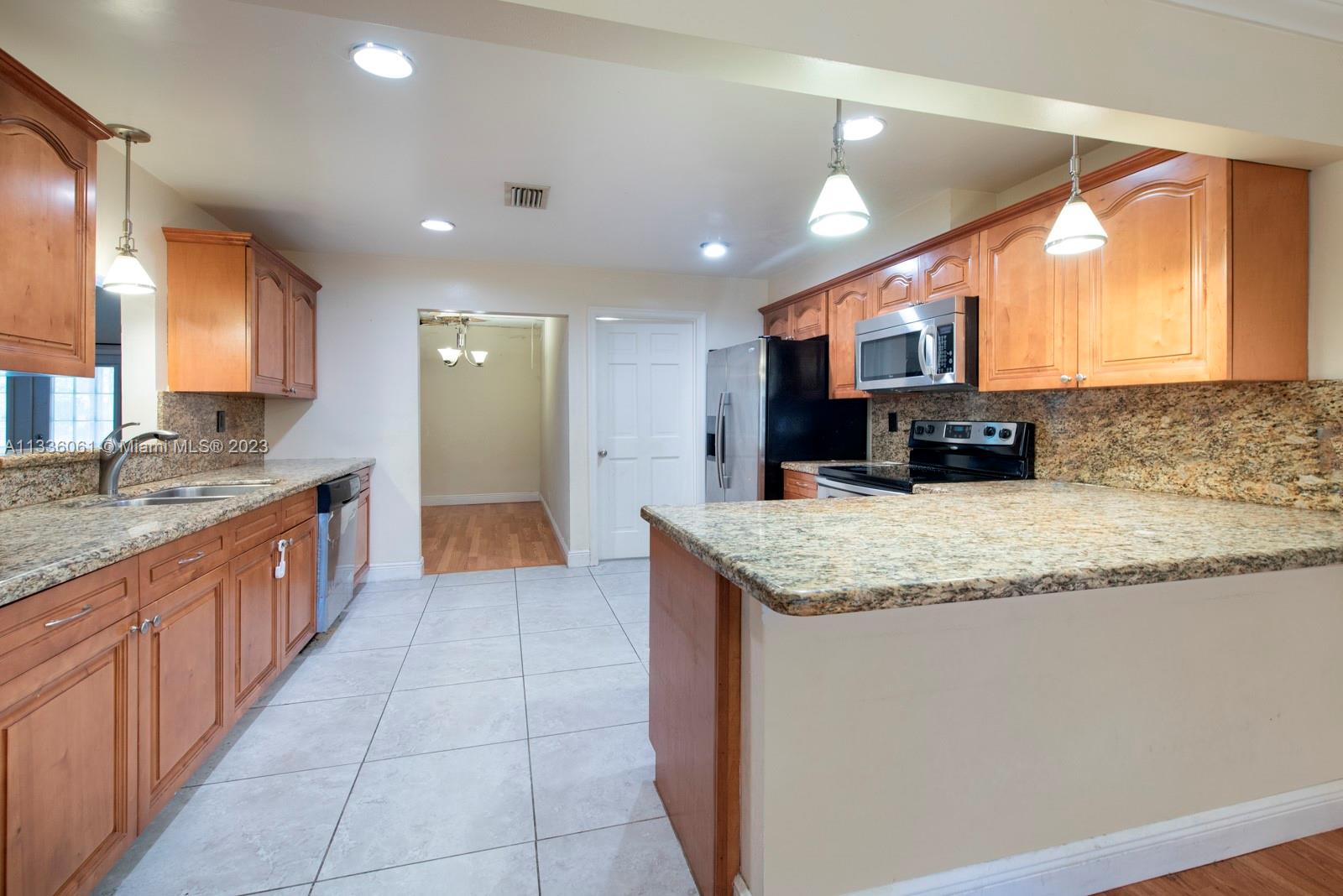 BANYAN LAKES - Residential