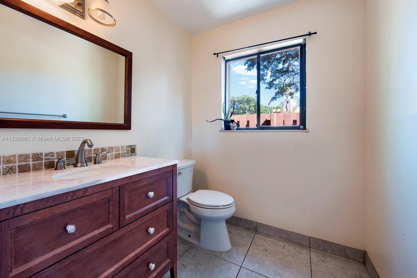 BANYAN LAKES - Residential