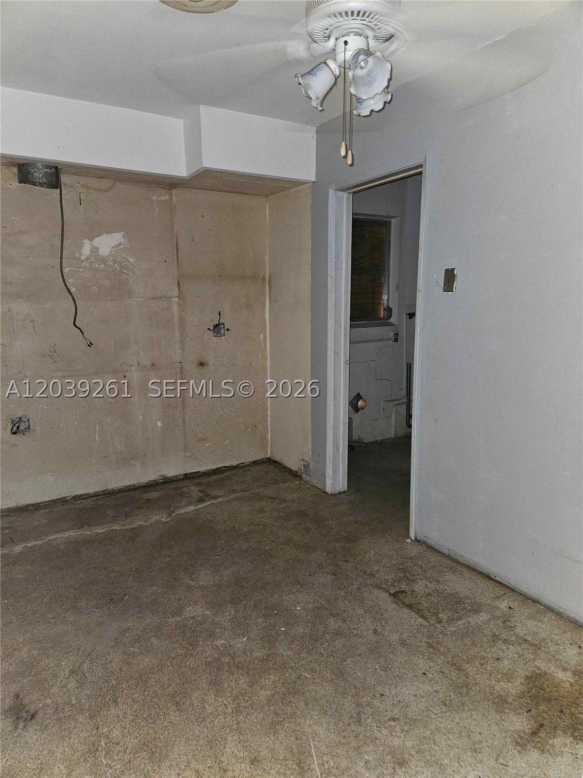 HOLLYWOOD HILLS - Residential
