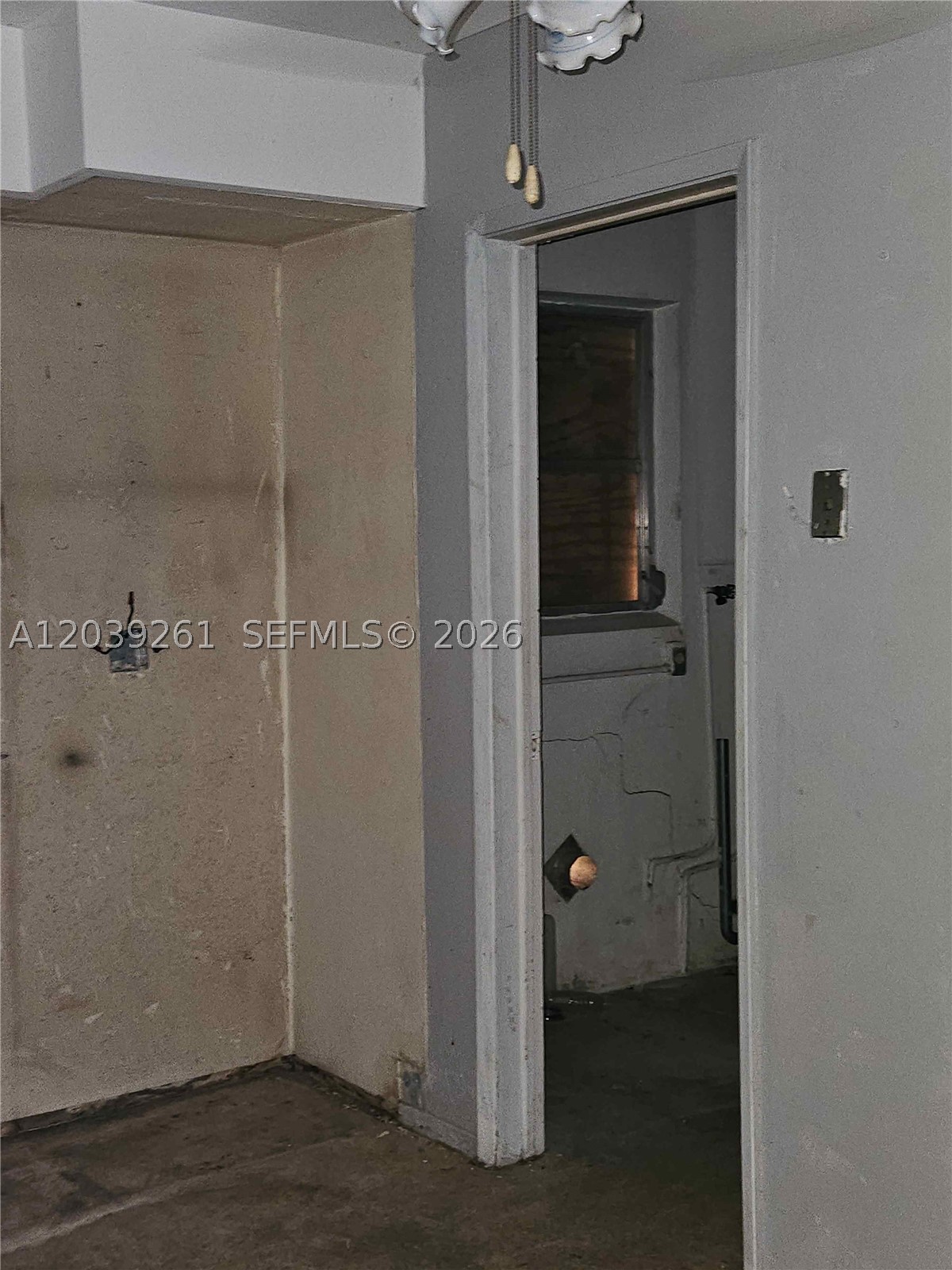 HOLLYWOOD HILLS - Residential