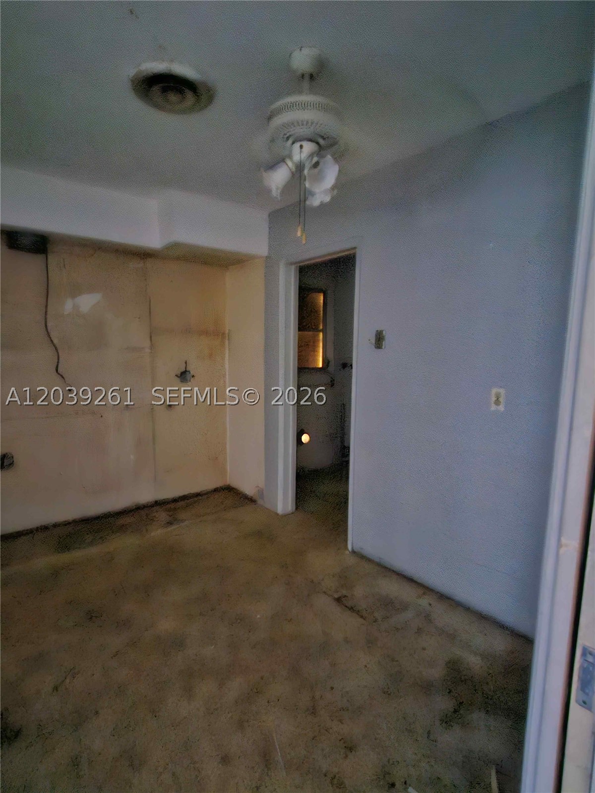 HOLLYWOOD HILLS - Residential