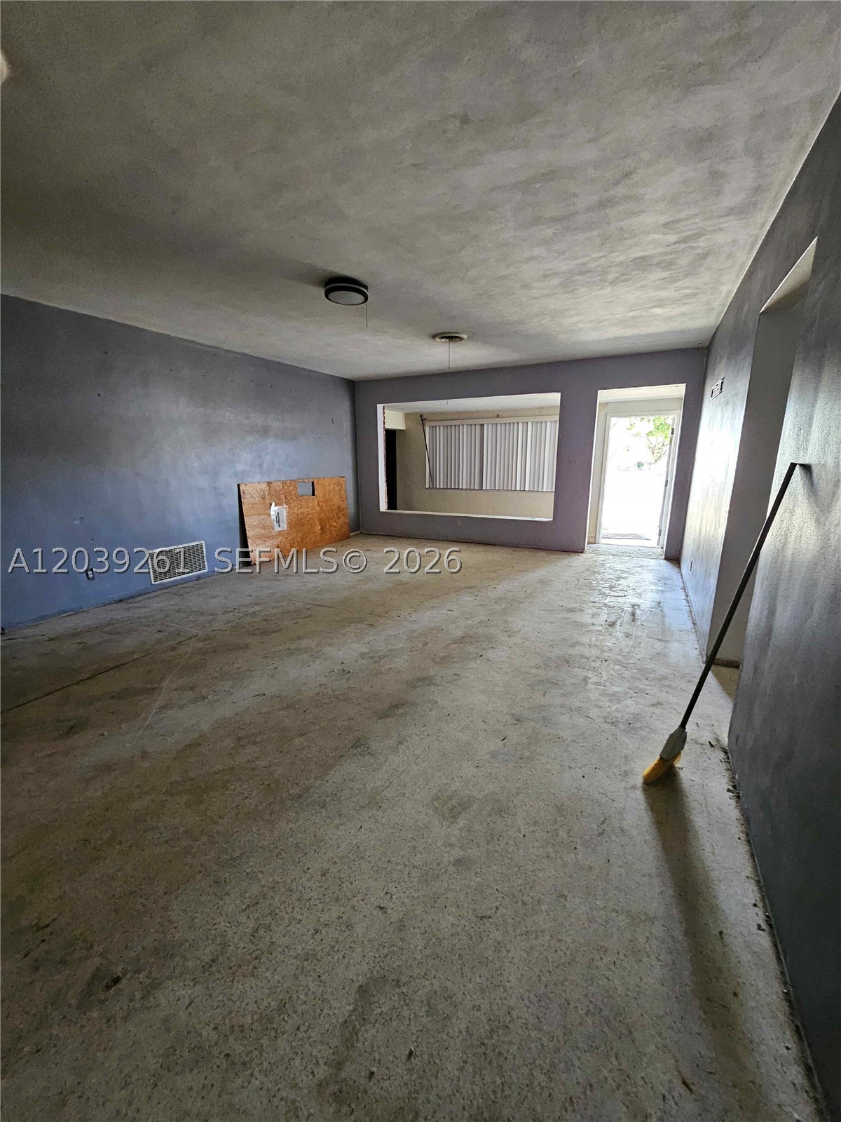 HOLLYWOOD HILLS - Residential