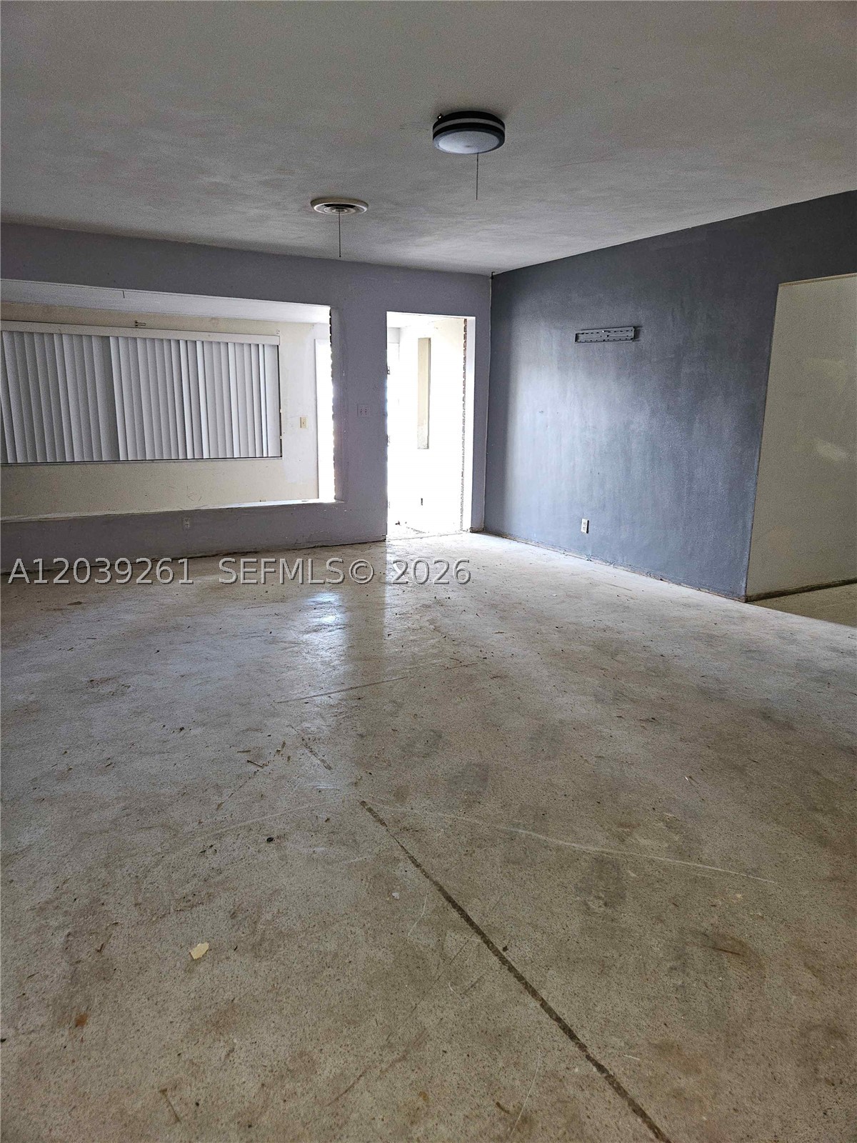 HOLLYWOOD HILLS - Residential