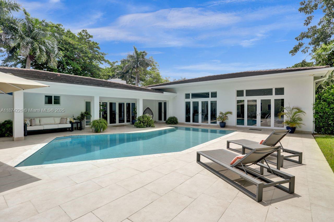 Private rental home in the gated community of Gables By The Sea. Elegant marble floors, a 4-bedroom, 3.5-
bathroom modern floor plan, comfortable living and dining rooms, and open family spaces to enjoy. A large
primary suite has a walk-in closet, dual white marble design vanities bathroom with double walk-in shower, and
whirlpool tub. The kitchen boasts marble cascade countertops, and high end appliances. A spacious family room
with high ceilings, French doors with views of the pool and back yard, with lush greenery surrounding a covered
terrace, perfect for entertaining or relaxing. The community has a 24-hour guardhouse, a beautiful park and
playground, and is only minutes away from some of the best schools in Miami.