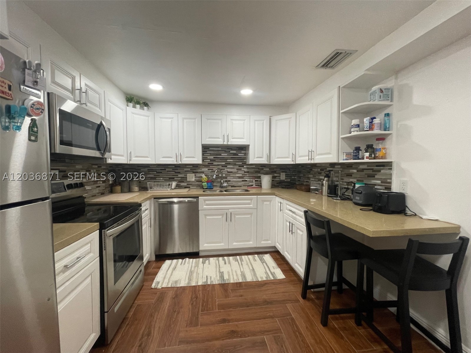 COUNTRY CLUB APTS AT - Residential