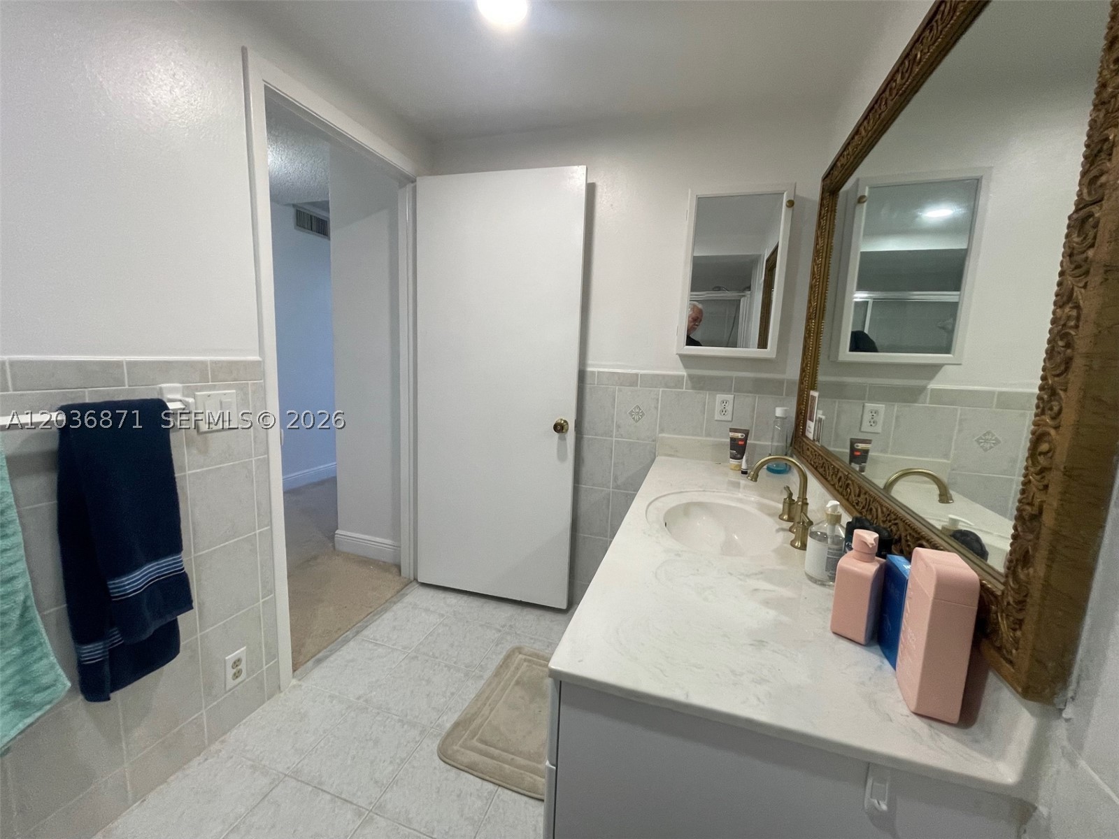 COUNTRY CLUB APTS AT - Residential