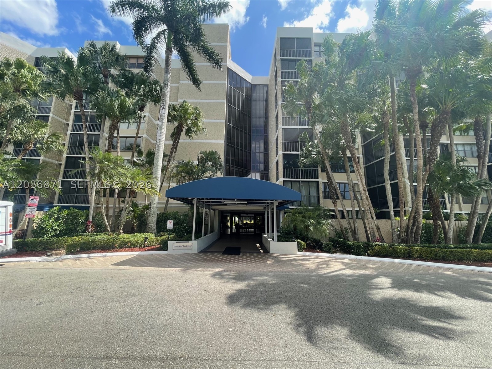 COUNTRY CLUB APTS AT - Residential