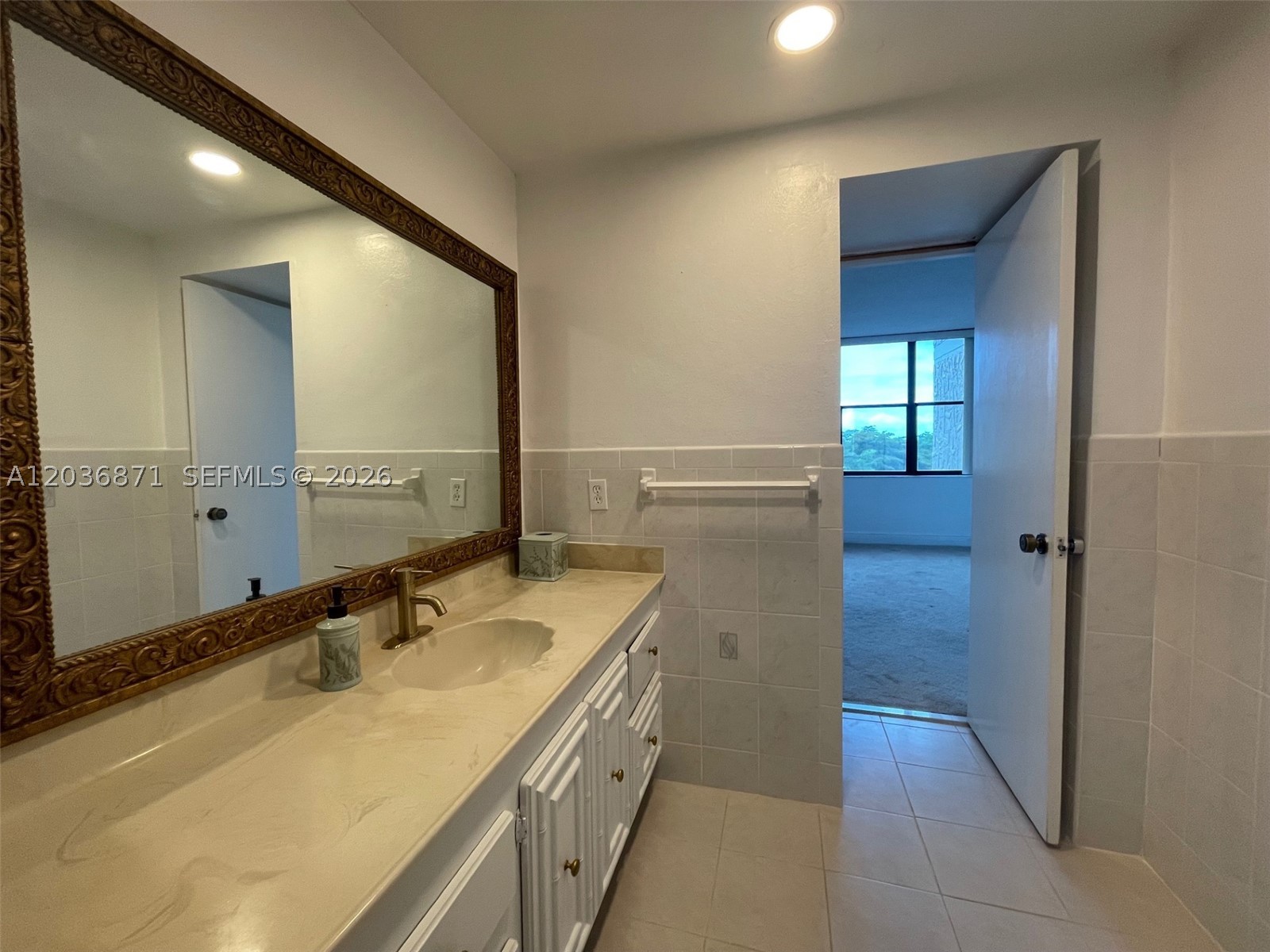COUNTRY CLUB APTS AT - Residential