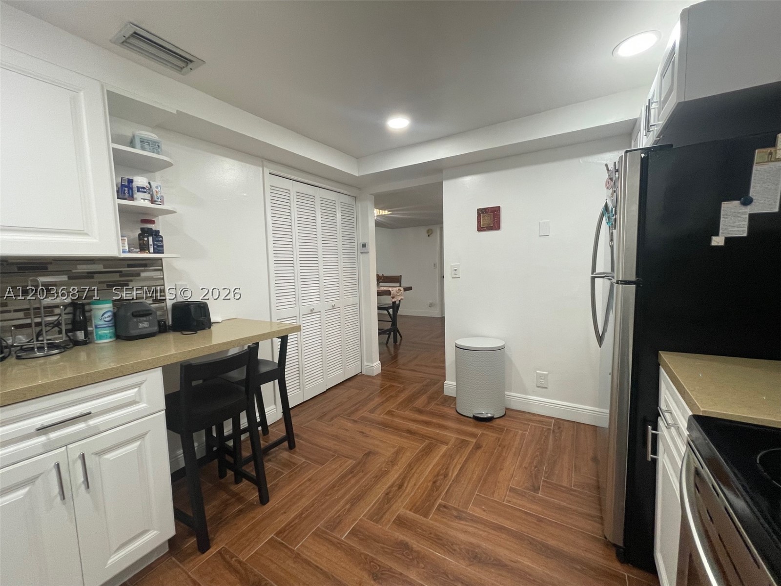 COUNTRY CLUB APTS AT - Residential