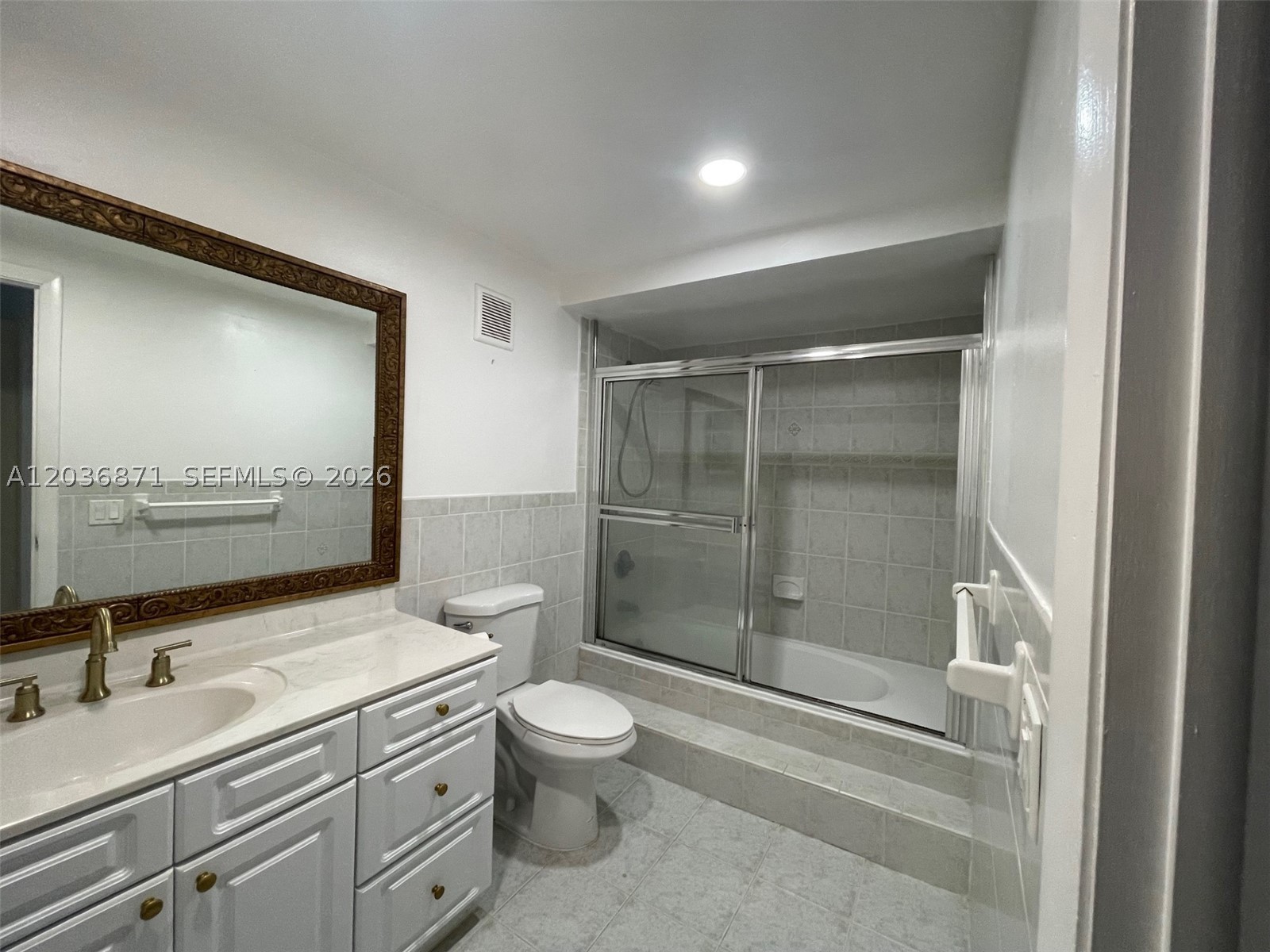 COUNTRY CLUB APTS AT - Residential