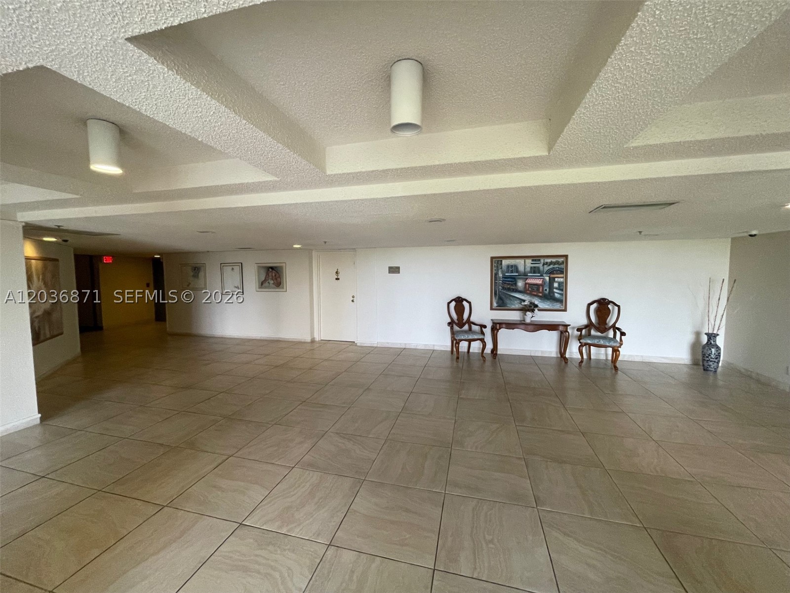 COUNTRY CLUB APTS AT - Residential