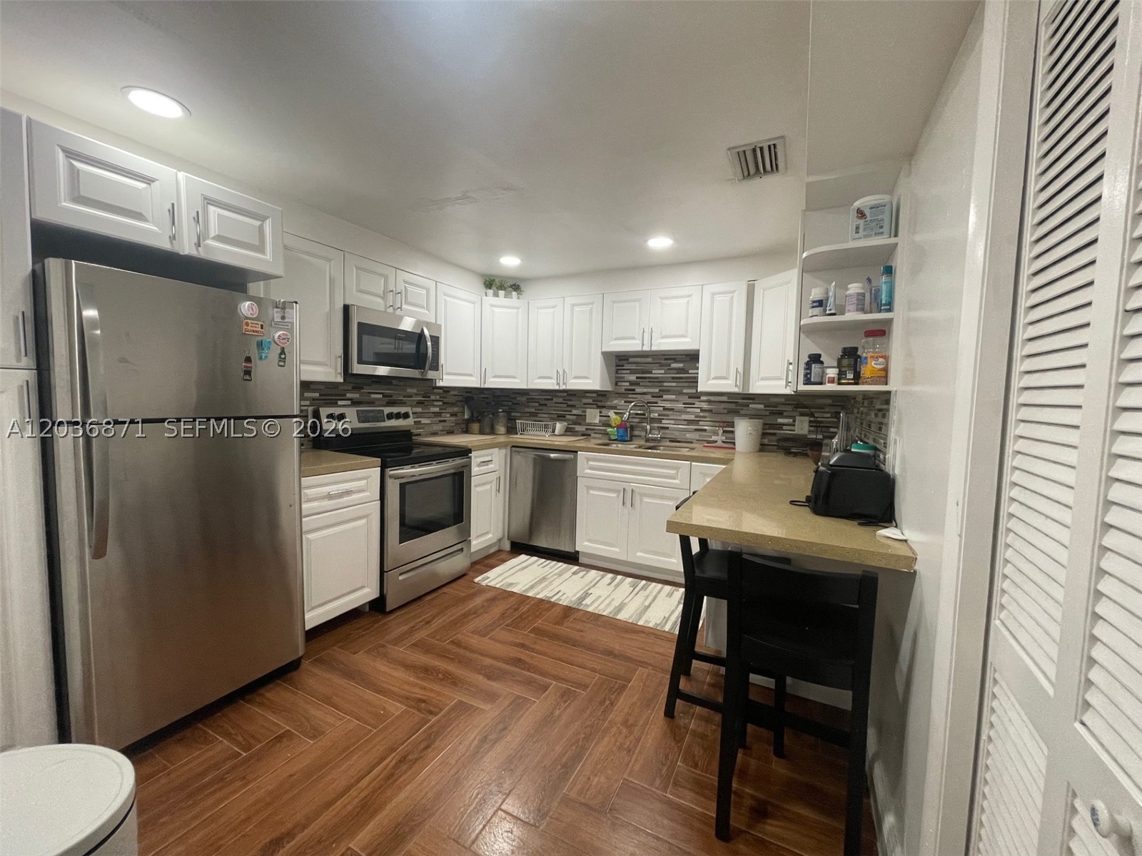 COUNTRY CLUB APTS AT - Residential