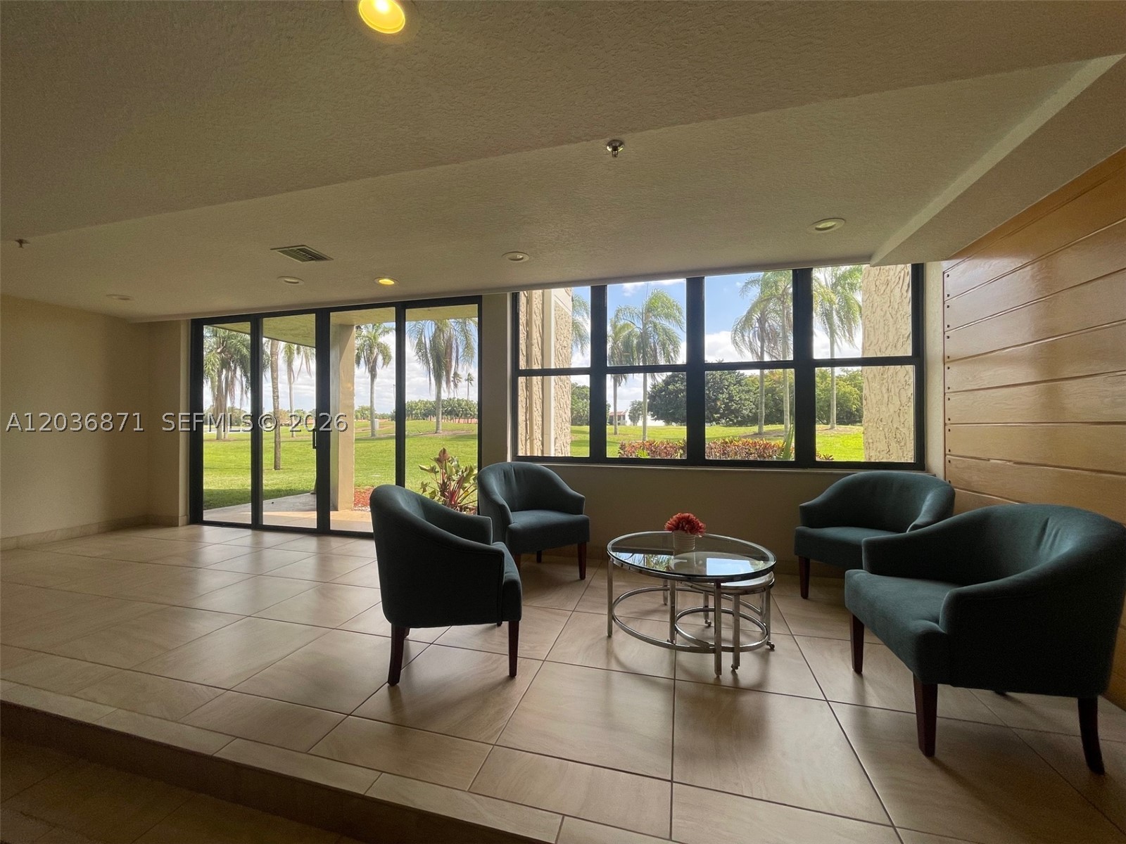 COUNTRY CLUB APTS AT - Residential