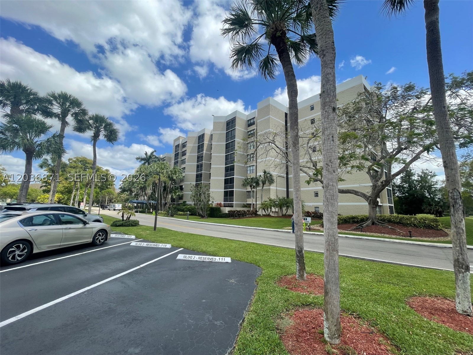 COUNTRY CLUB APTS AT - Residential