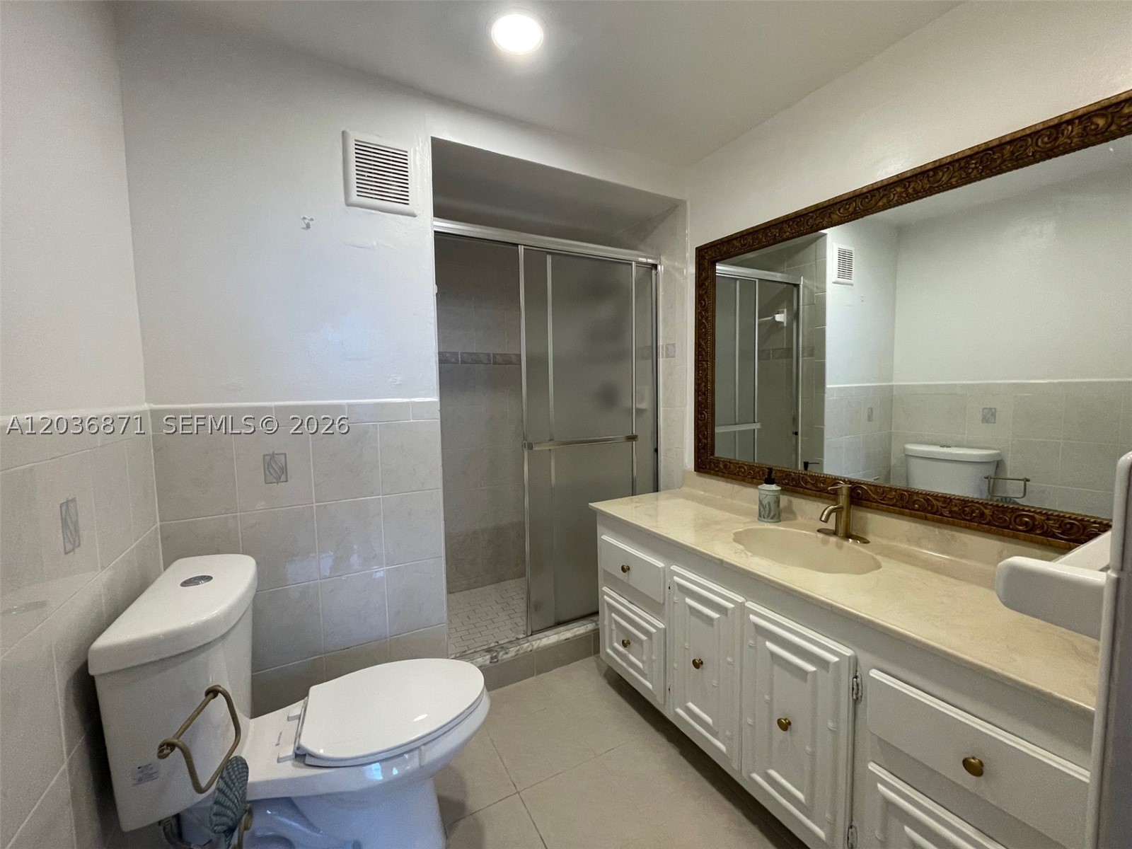 COUNTRY CLUB APTS AT - Residential