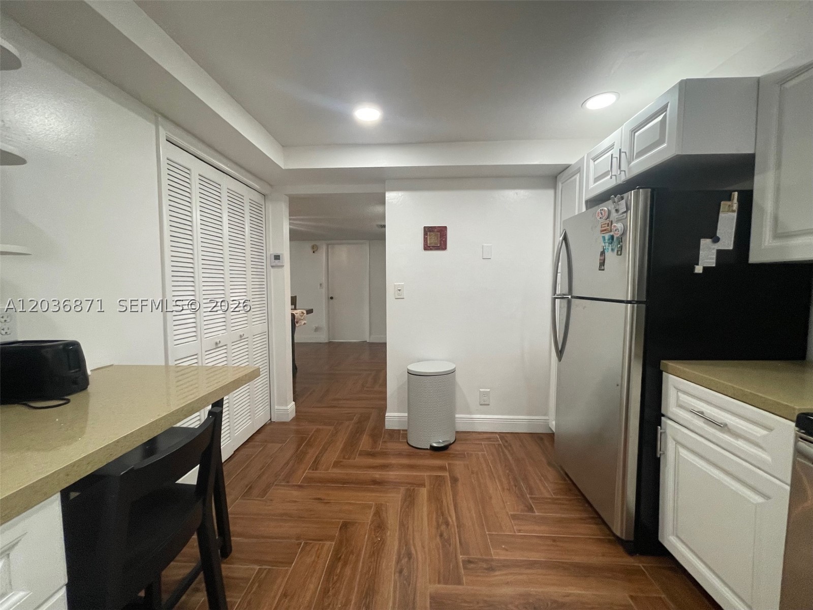 COUNTRY CLUB APTS AT - Residential