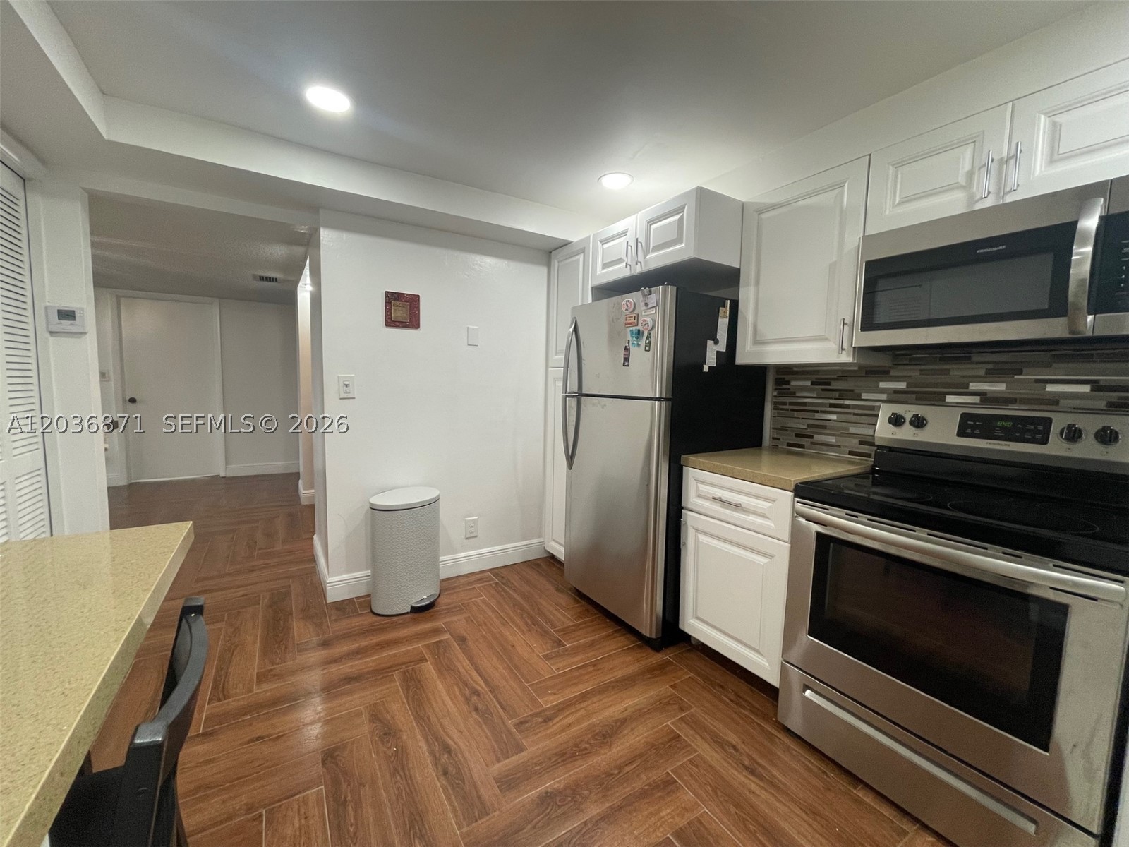 COUNTRY CLUB APTS AT - Residential