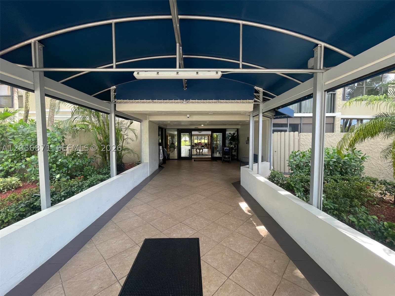 COUNTRY CLUB APTS AT - Residential