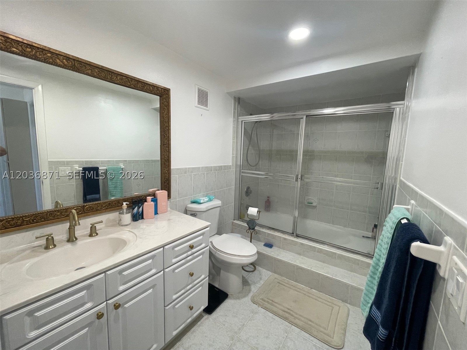 COUNTRY CLUB APTS AT - Residential