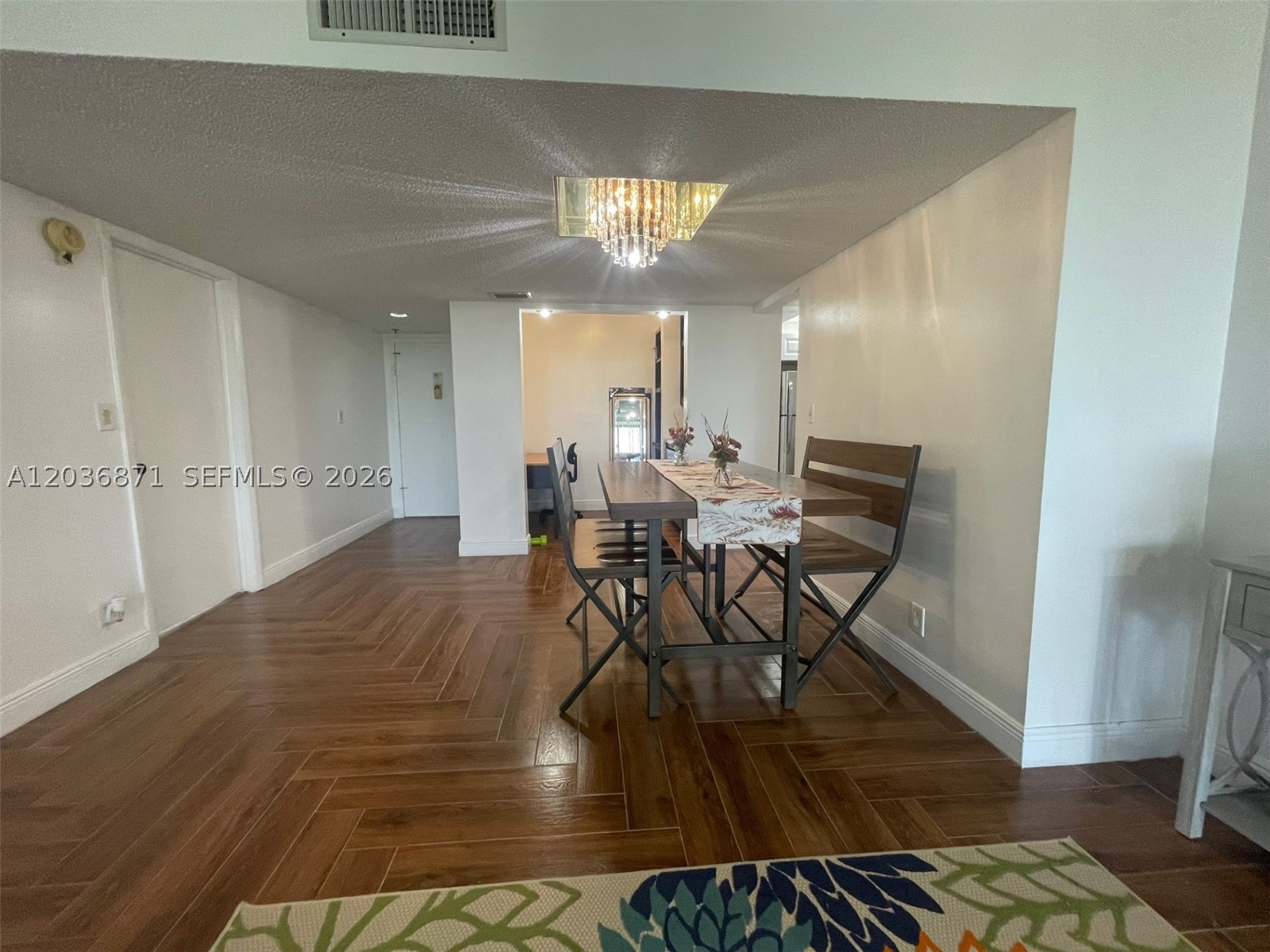 COUNTRY CLUB APTS AT - Residential