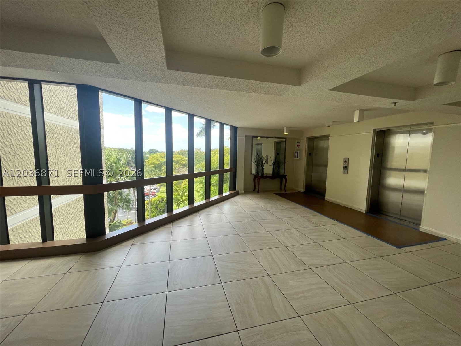 COUNTRY CLUB APTS AT - Residential