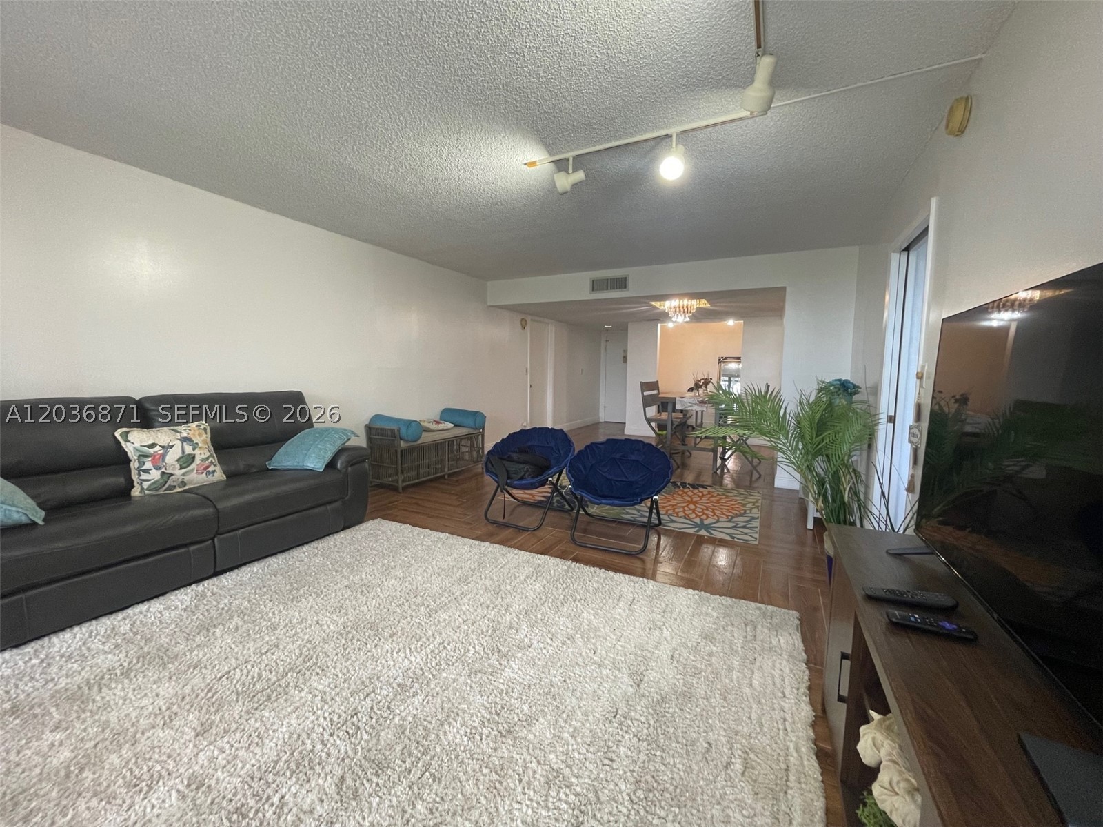 COUNTRY CLUB APTS AT - Residential