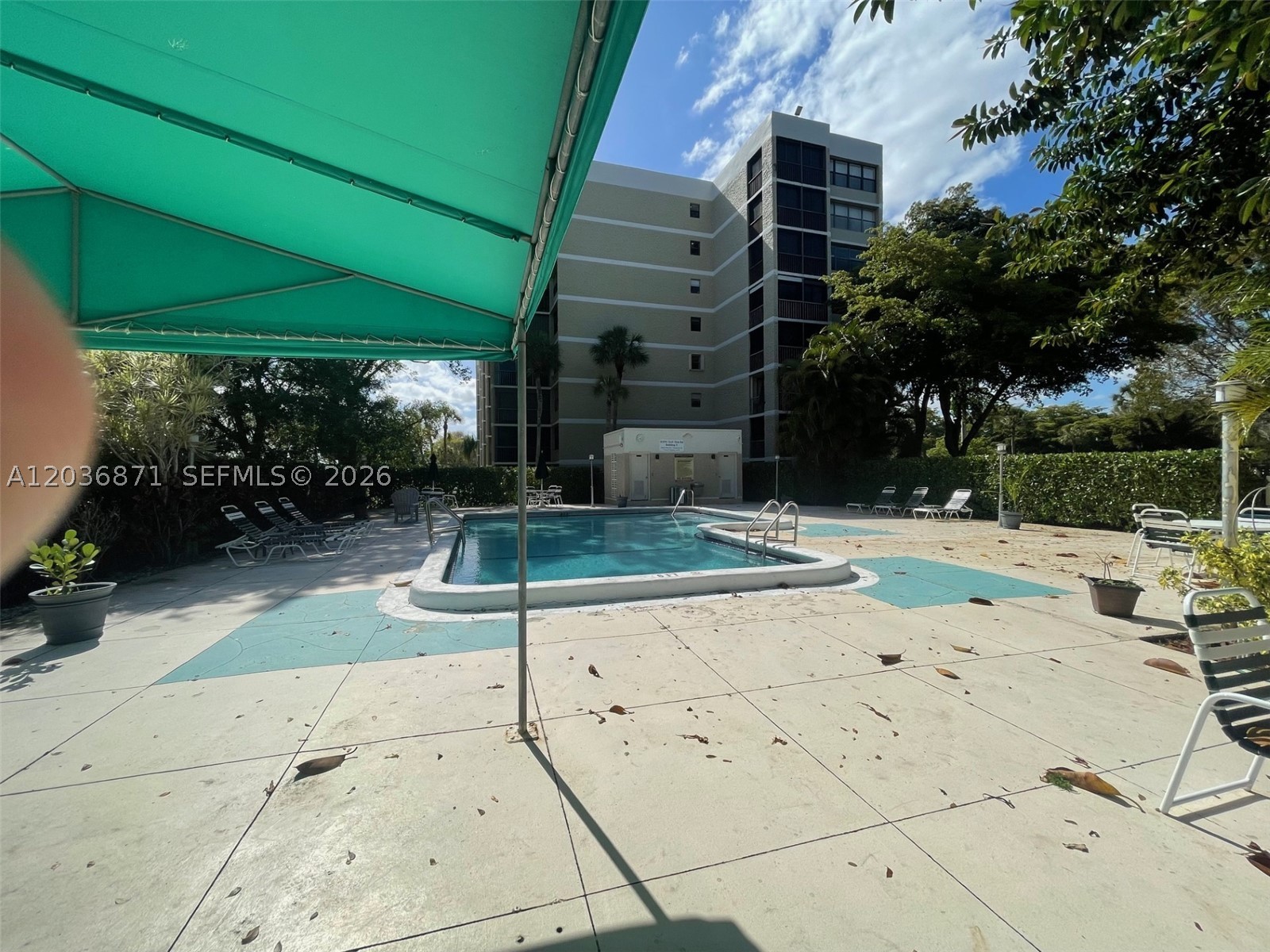 COUNTRY CLUB APTS AT - Residential