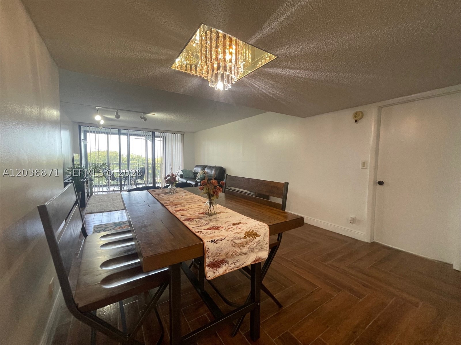 COUNTRY CLUB APTS AT - Residential