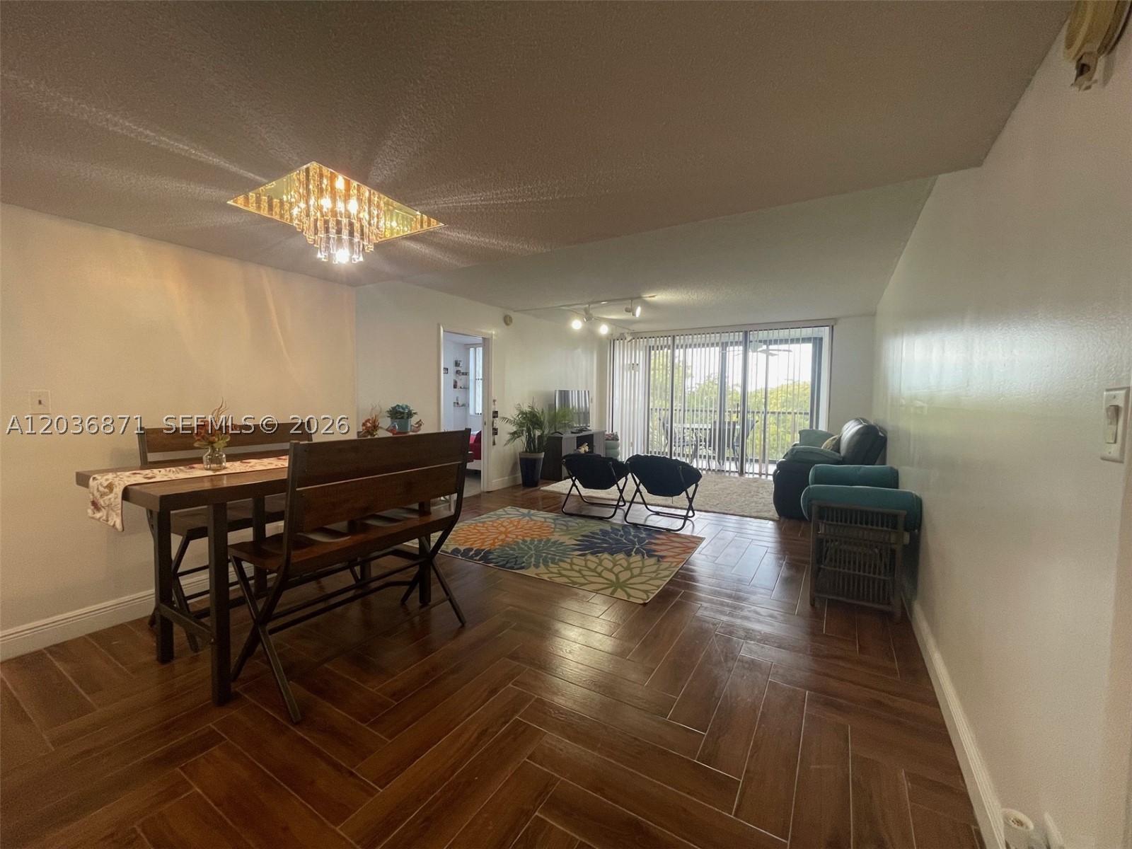 COUNTRY CLUB APTS AT - Residential
