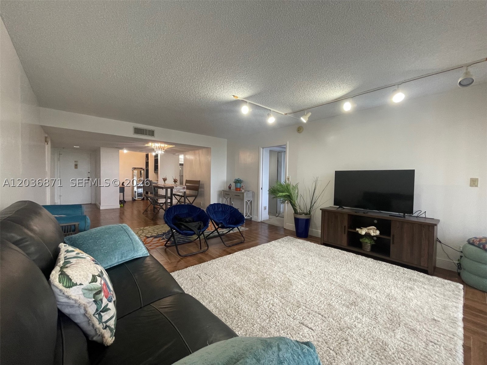 COUNTRY CLUB APTS AT - Residential
