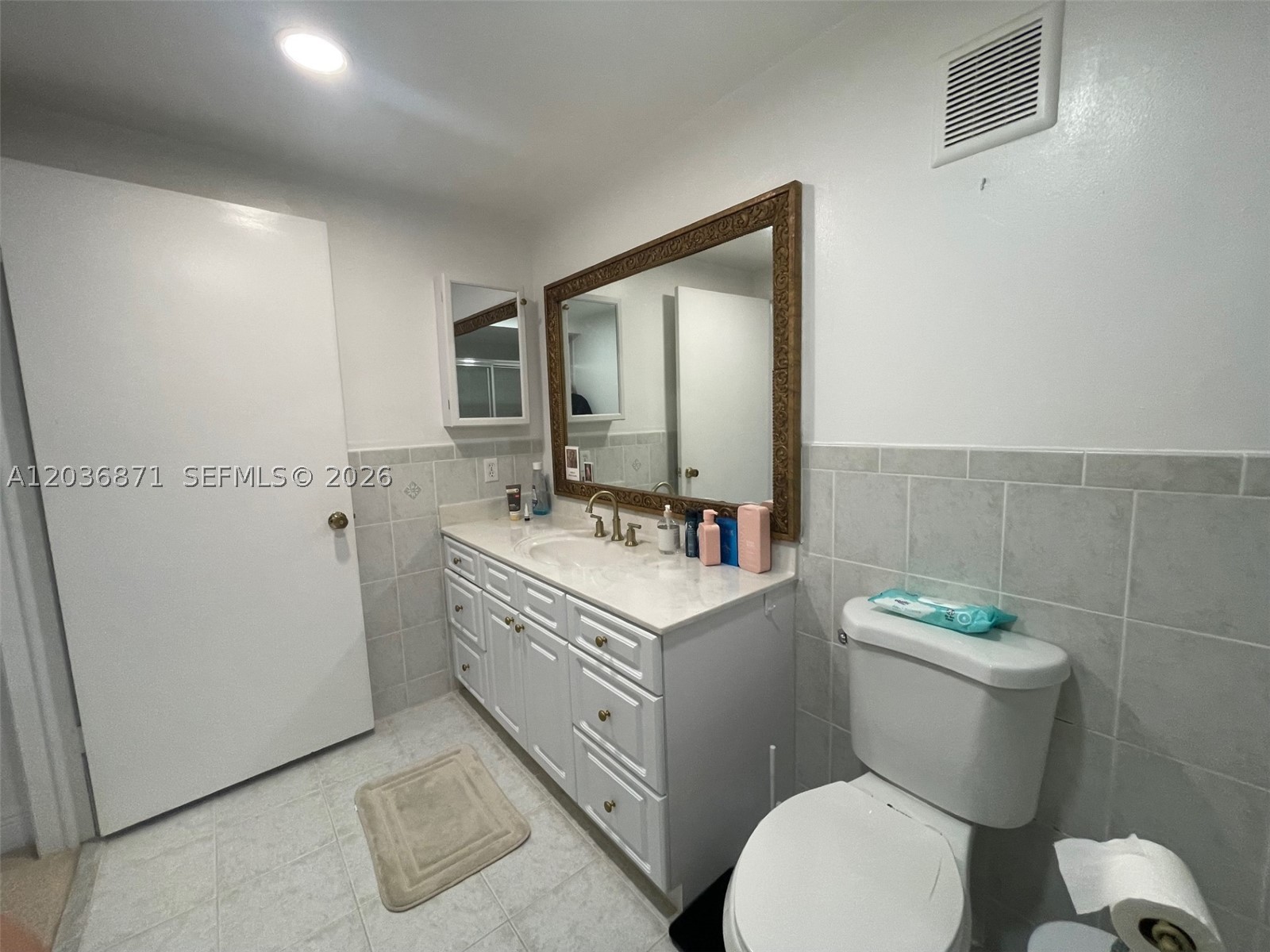 COUNTRY CLUB APTS AT - Residential
