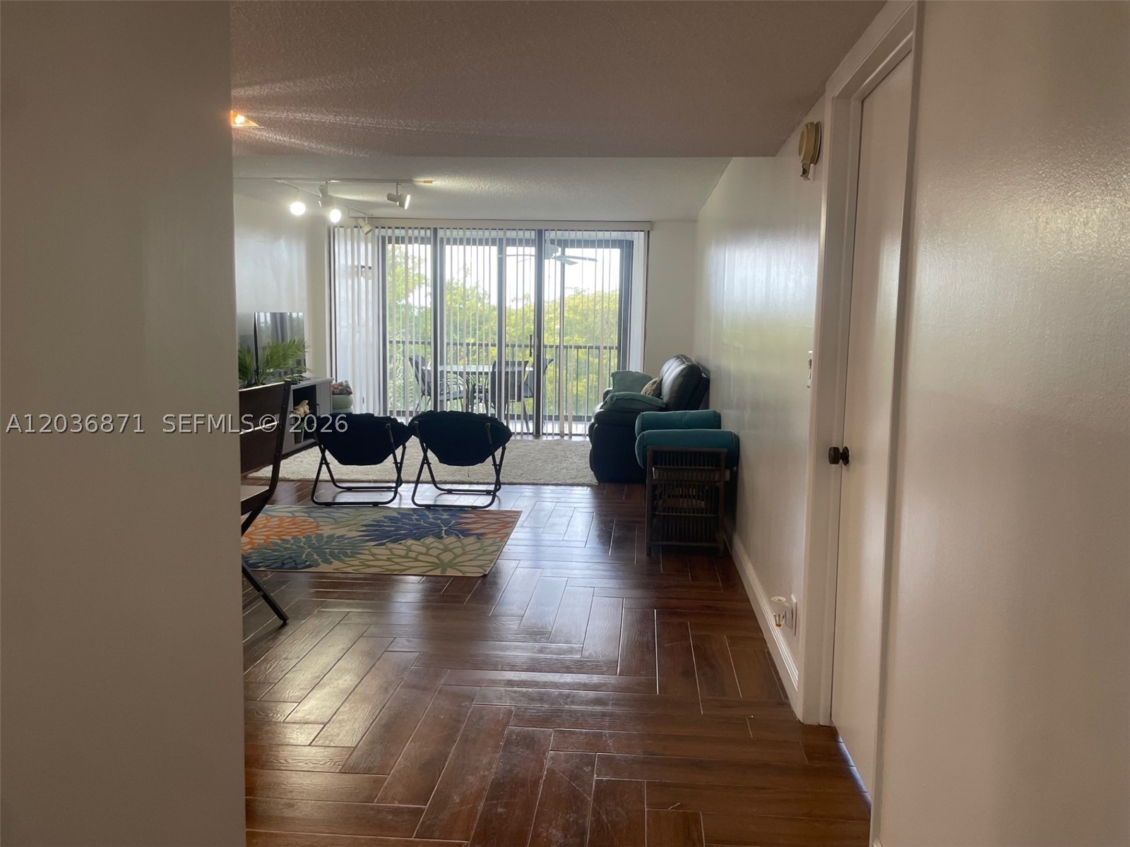 COUNTRY CLUB APTS AT - Residential