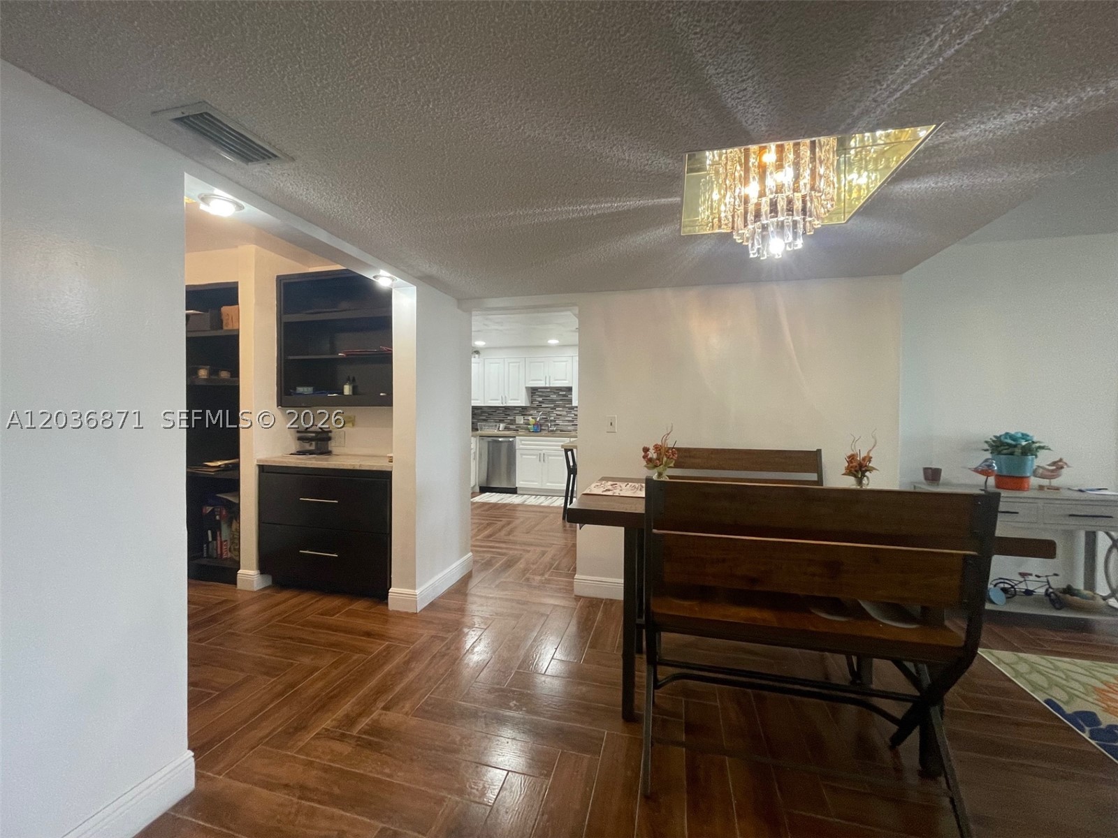 COUNTRY CLUB APTS AT - Residential