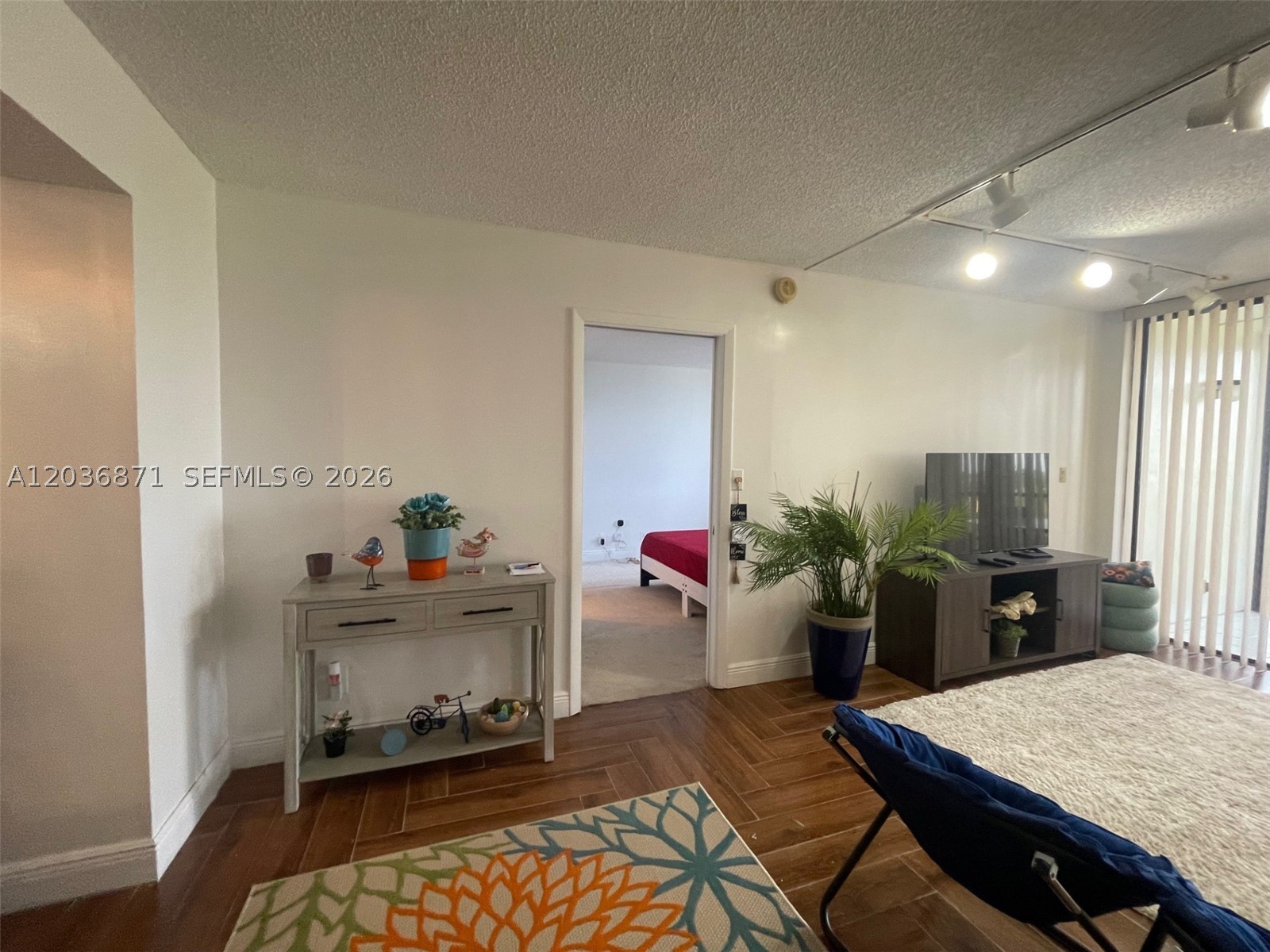 COUNTRY CLUB APTS AT - Residential