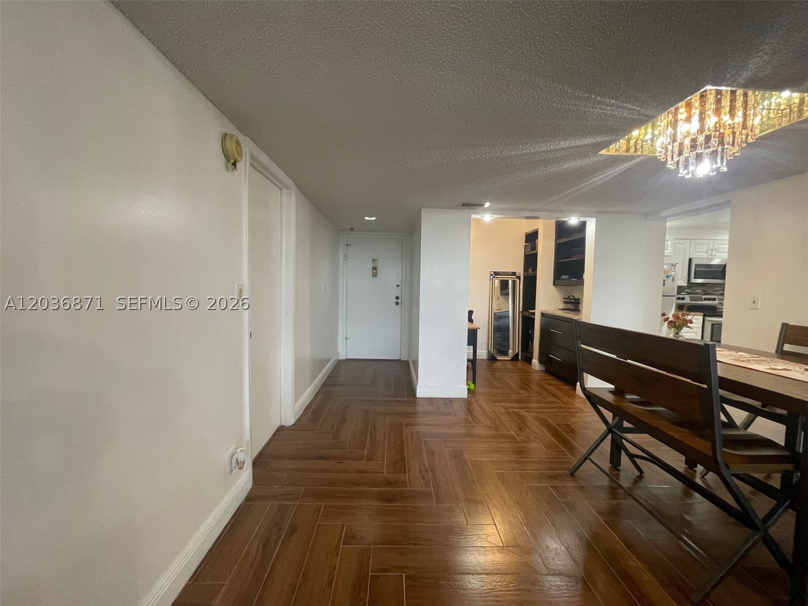 COUNTRY CLUB APTS AT - Residential