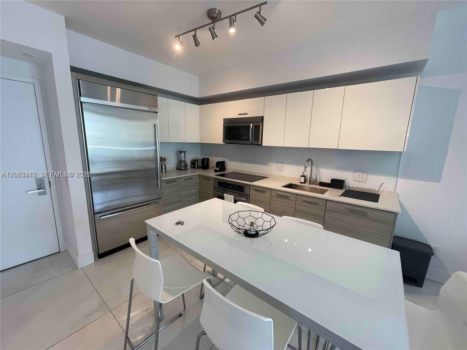 SUPERB/ULTRA MODERN 1 BED 1 BATH CONDO. BEDROOM AND LIVING ROOM LEAD OUT TO A SPACIOUS BALCONY WITH UNOBSTRUCTED BAY VIEWS, AMPLE CLOSET SPACES, TOP OF THE LINE KITCHEN APPLIANCES AND BATHROOM WITH SEPARATE TUB AND SHOWER. 24 HOUR CONCIERGE AND VALET SERVICE, FAMILY AREAS, SKY DECK WITH POOL, LUXURY SPA AND STEAM ROOM, FULLY EQUIPPED TECH SAVVY FITNESS CENTER, BUSINESS LOUNGE AND MORE