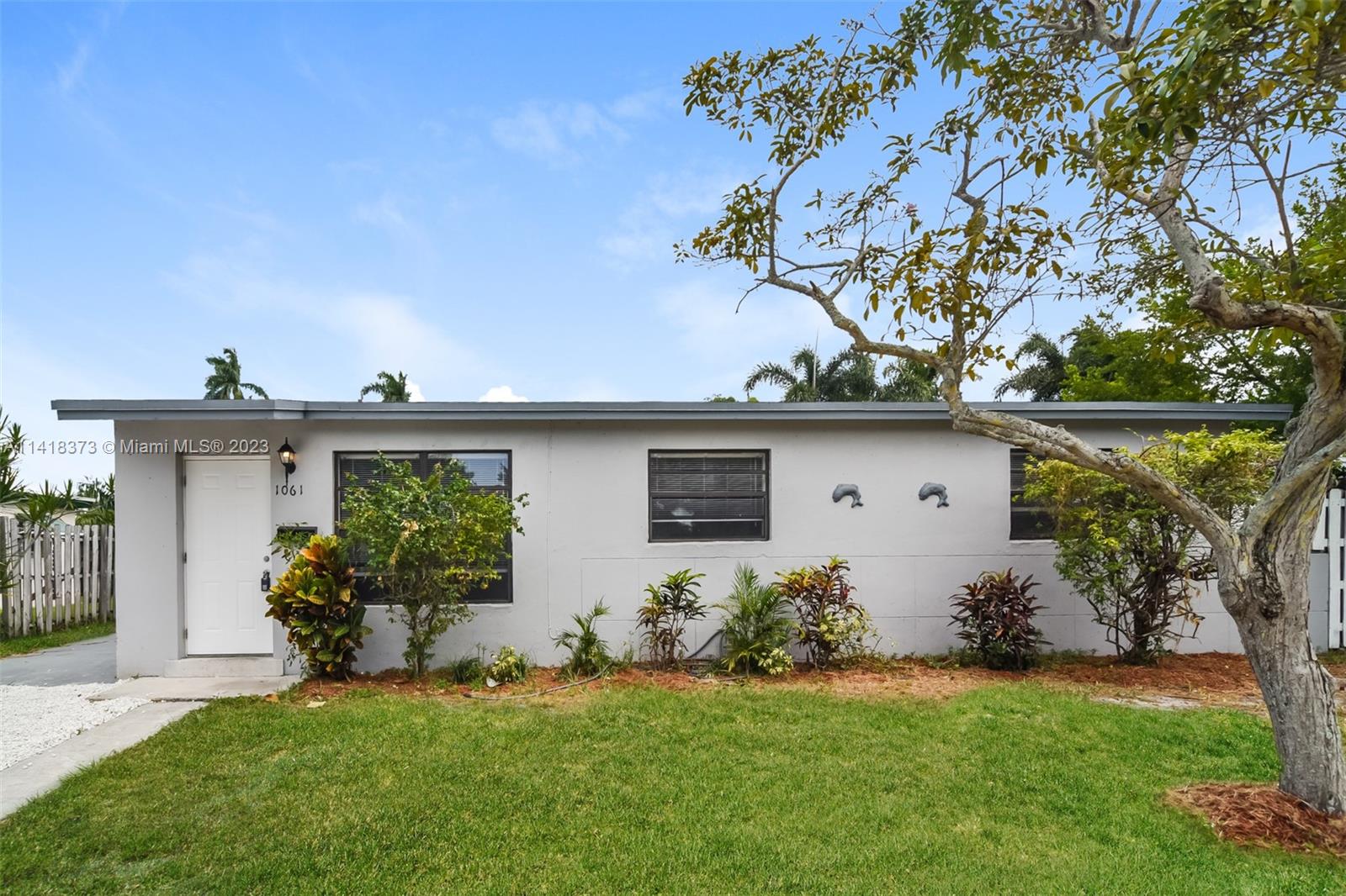 Enjoy this gorgeous home featuring living and entertainment space. This adorable home offers 3 bedroom and 2 bathroom home with tile type flooring. The modern kitchen is equipped with modern appliances and offers updated cabinets with plenty of storage space. Home has neutral paint throughout. The private, fenced in backyard, is perfect for pets or for enjoying gorgeous days outdoors. This home won't last long. Apply today!
NOTE: Resident is responsible for installing their own washer & dryer. Move in dates are tentative and subject to change. All our homes convey in safe, clean & fully functional conditions. Prices and availability are subject to change at any time.