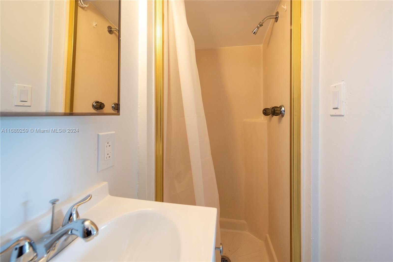 BROADVIEW COUNTRY CLUB ES - Residential Lease