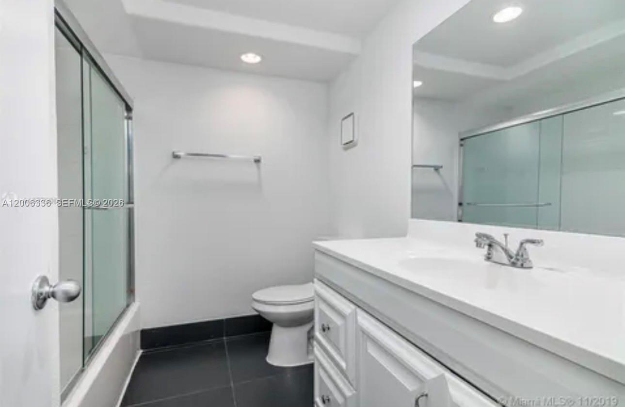 RACQUET CLUB APTS - Residential