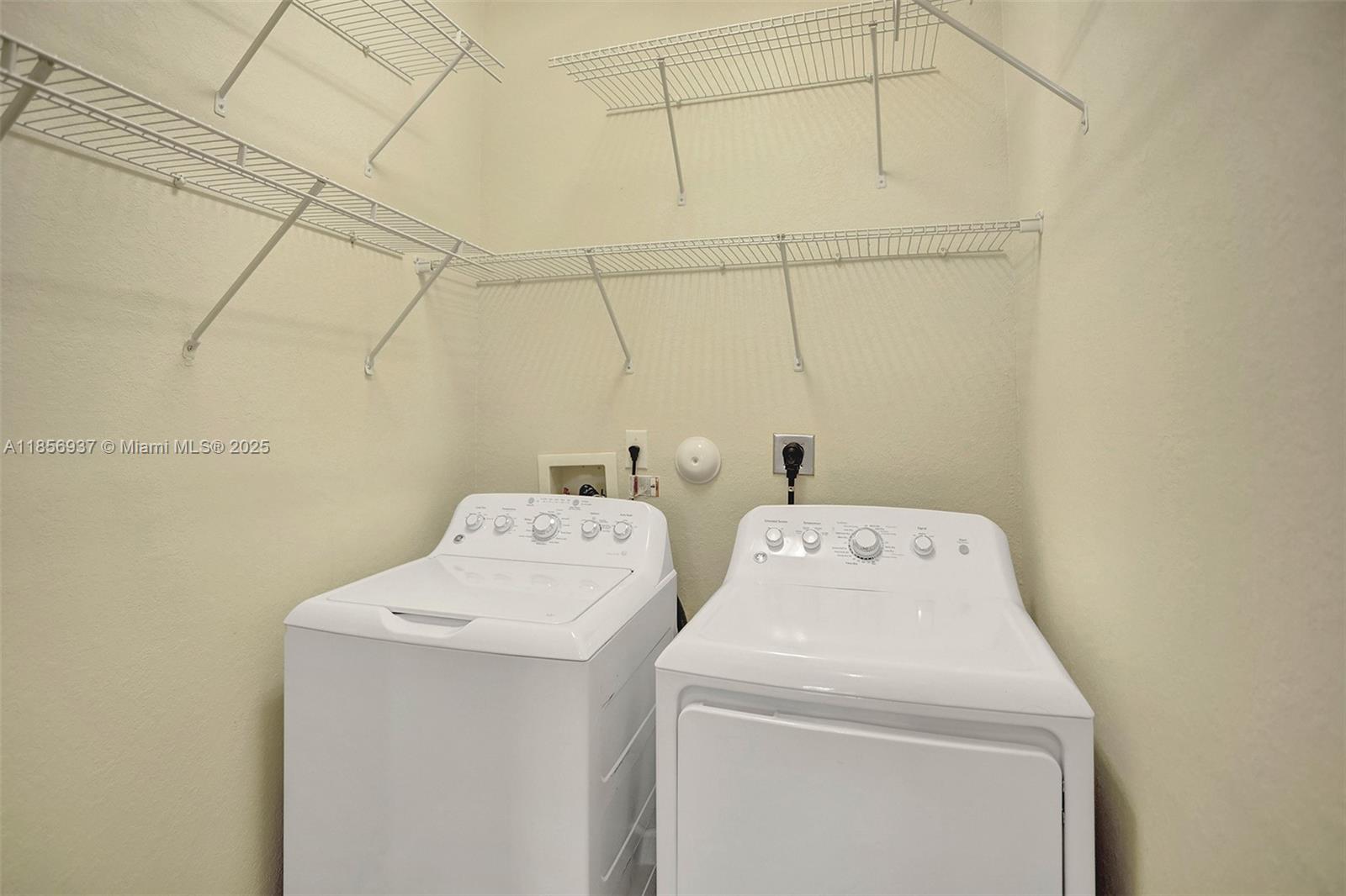 KENDALL COMMONS RESIDENTI - Residential Lease