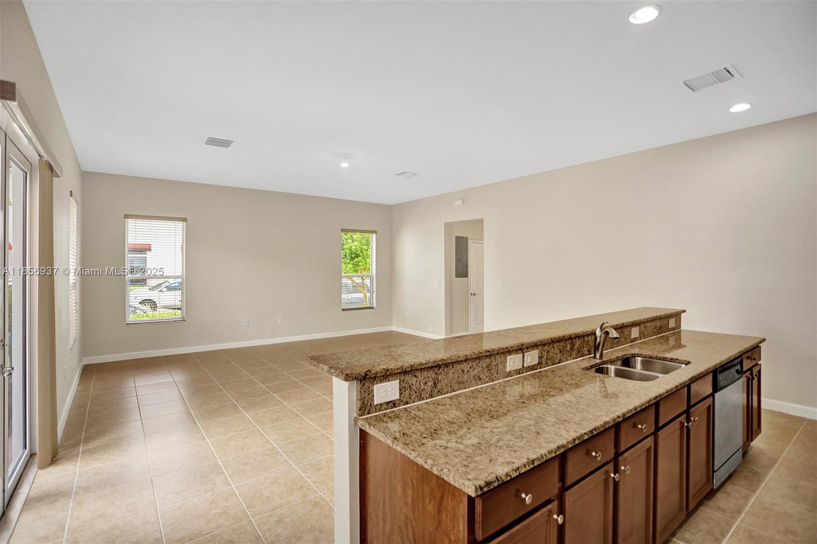 KENDALL COMMONS RESIDENTI - Residential Lease