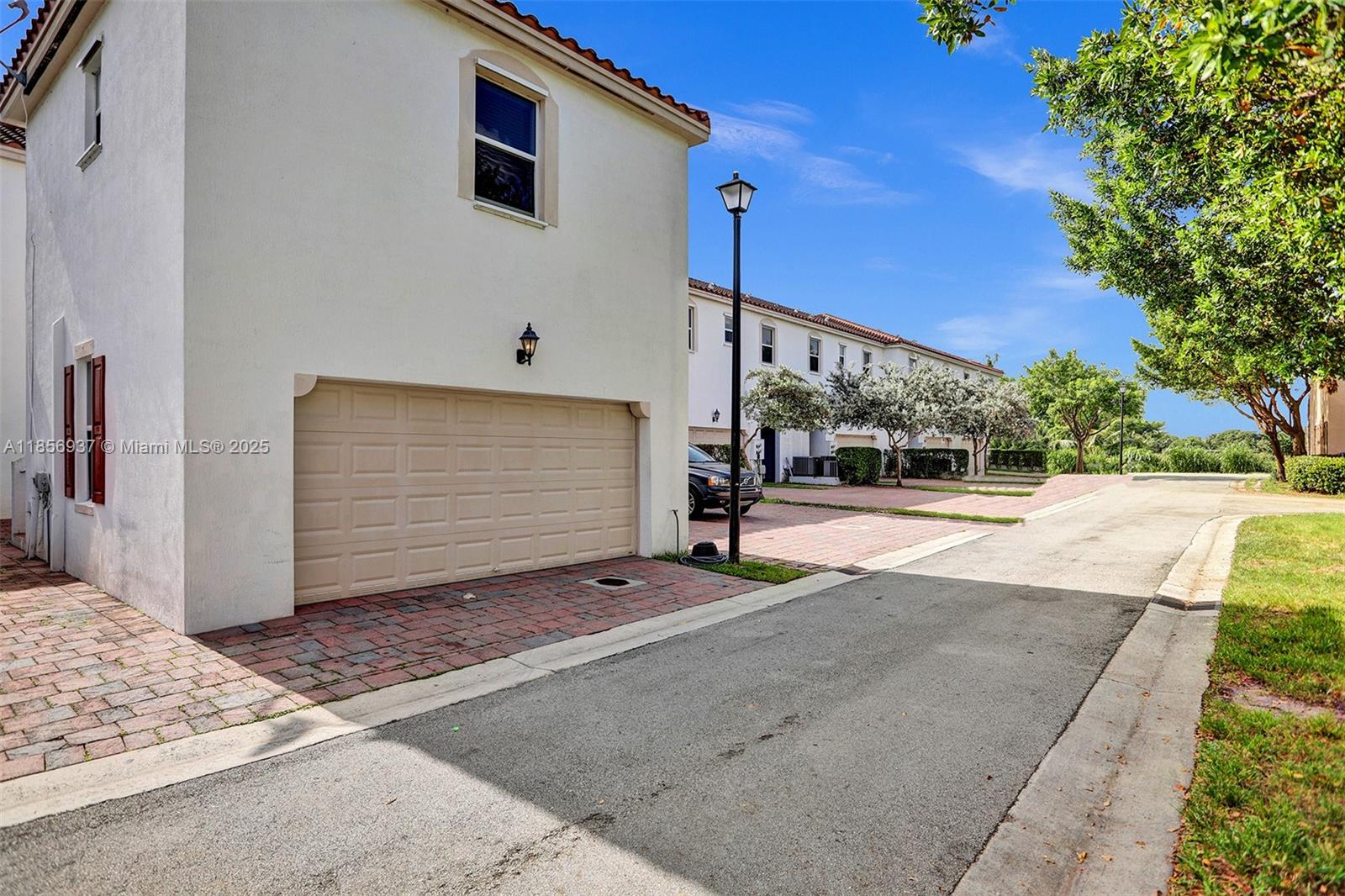 KENDALL COMMONS RESIDENTI - Residential Lease