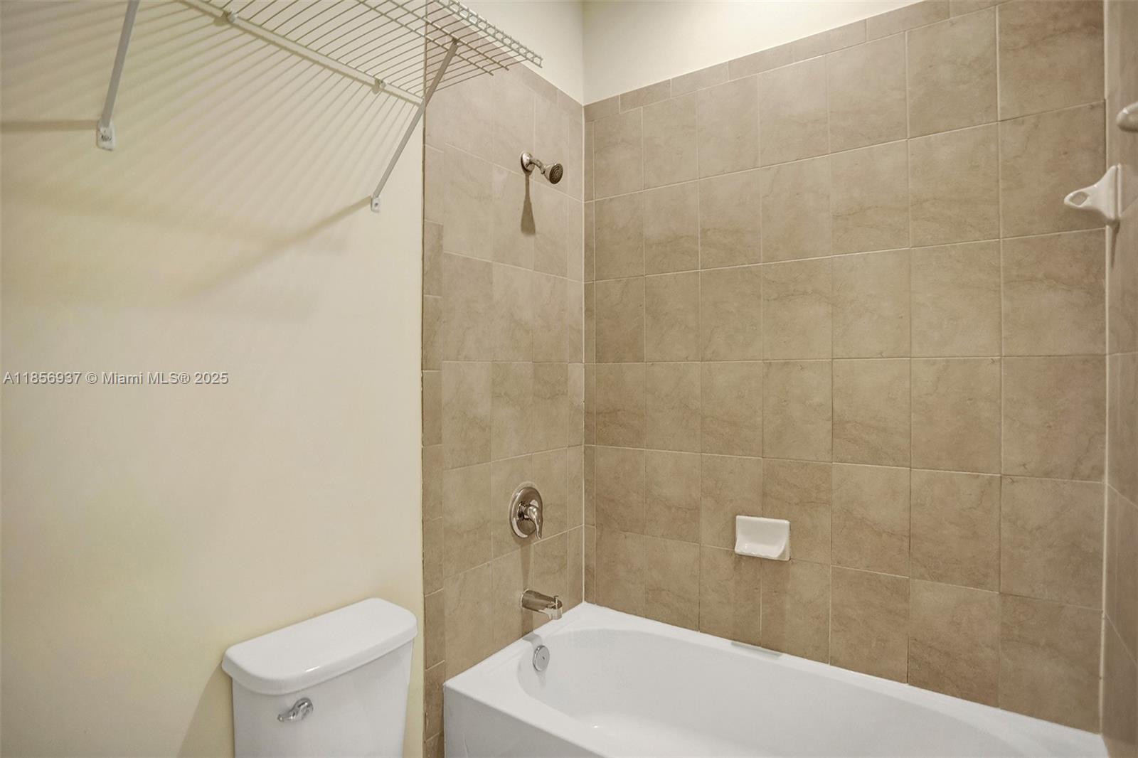 KENDALL COMMONS RESIDENTI - Residential Lease