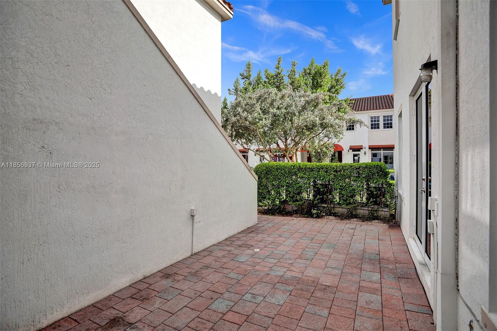 KENDALL COMMONS RESIDENTI - Residential Lease