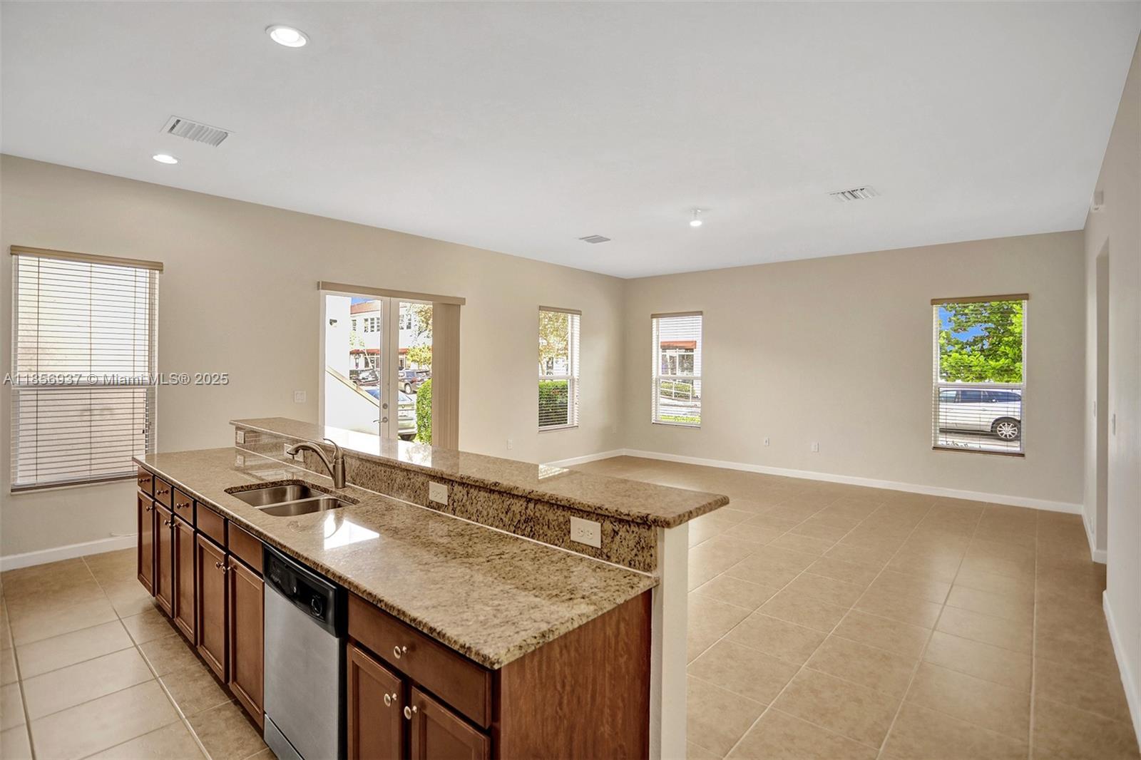 KENDALL COMMONS RESIDENTI - Residential Lease