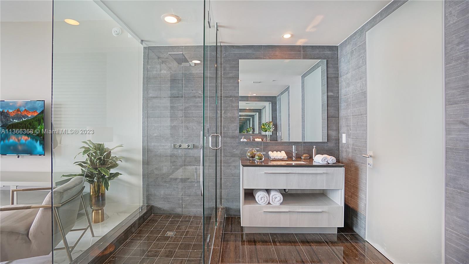 ONE PARAISO CONDO - Residential