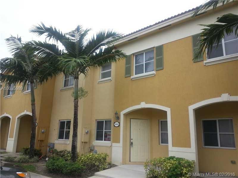 Lakeview townhome for rent! This cozy 2 bedroom home features a functional layout with ample kitchen and plenty of space for entertaining. All tile floors downstairs and carpet upstairs, Washer and dryer located inside unit. Gated community with 24 hour security and card entry.